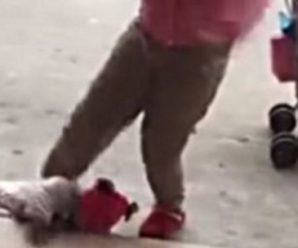 У Китаї горе-матір жорстоко побила грудну дитину: несамовите відео