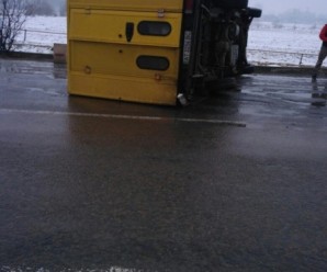Через слизьку дорогу на Прикарпатті перекинулась вантажівка (фото)