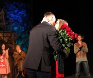 Франківець романтично освідчився коханій у драмтеатрі після вистави. ВІДЕО
