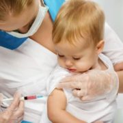 За відмову від вакцинування уряд перестає платити дитячу допомогу