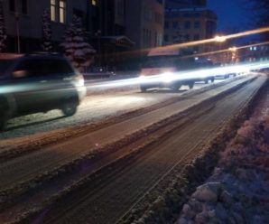 Франківчани обурюються через нечищені від снігу дороги (фото)