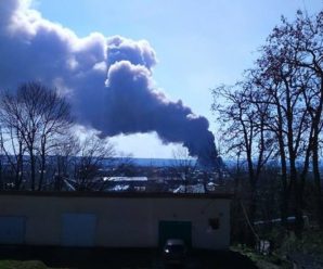 На Калущині горить меблева фабрика: стовпи густого диму добряче налякали мешканців (фото + відео)