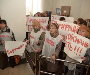 Активісти вимагають імпічменту Порошенко і блокують приймальню Кабміну. Фото