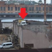 У Франківську на даху одного з цехів заводу “Промприлад” заховали автомобіль (фотофакт)