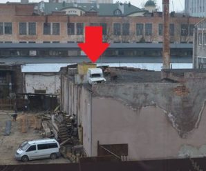 У Франківську на даху одного з цехів заводу “Промприлад” заховали автомобіль (фотофакт)
