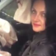 П’яна жінка протаранила фуру і обматюкала своїх рятівників (відео)