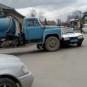 ДТП у Коломиї: поліцейський і вантажівка “не поділили” дорогу