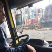 “Радій, що ноги не поломані”: активісти провчили водія, який відмовився провезти учасника АТО (відео)