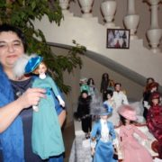 Кардіолог з Івано-Франківська шиє унікальний одяг для ляльок, який купують у США (ФОТО)
