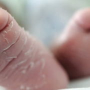 Горе-мати.На Вінниччині жінка залишила в туалеті новонароджене немовля