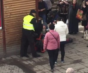 Поліція в дії… Затримують жінку за торгівлю у невстановленому місці. Дуже неприємні враження… (відео)