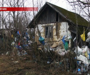 Мешканець Прикарпаття колекціонує сміття та звозить непотріб на власне подвір’я (відео)