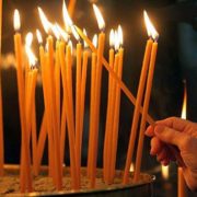 Чому не можна в церкві підпалювати свою свічку від іншої, що стоїть поруч