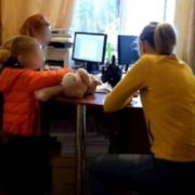 У Києві жінка побила 4-річну доньку до втрати свідомості