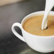 Медики розповіли про несподіваний ефект кави з молоком