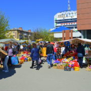 Напередодні свят франківський “шанхай” розрісся до неймовірних розмірів(фото)