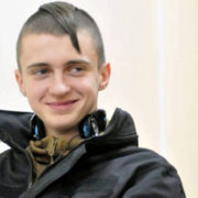 Поранений снайпером «Янгол Інститутської» Ігор Галушка почав говорити і вже робить перші кроки