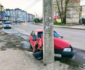 В Івано-Франківську п’яний водій протаранив електроопору (фотофакт)