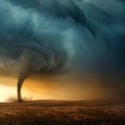 На США обрушилися смертельні торнадо: з’явилося моторошне відео