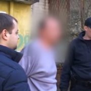 А вуха викинув з балкона: у Києві чоловік жорстоко вбив співмешканку (відео)