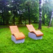 В Івано-Франківську у міському парку встановили дерев’яні лежаки (фото)
