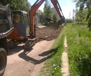 В Івано-Франківську на вулиці Стуса комунальники взялися за ремонт тротуару (фото)