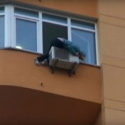 У Києві жінка двічі поспіль намагалася накласти на себе руки (відео)