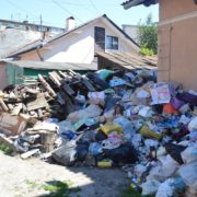 Франківчанка перетворила свою оселю та подвір’я в середмісті на сміттєзвалище