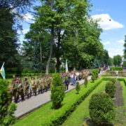 Воїни різних поколінь та військова техніка: У Франківську пройшов Марш слави