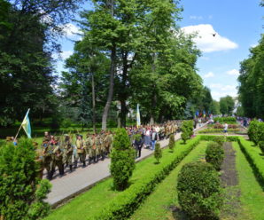 Воїни різних поколінь та військова техніка: У Франківську пройшов Марш слави