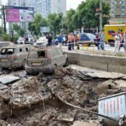 Потрощені будинок й автівки: у Києві стався масштабний прорив труби (фото)