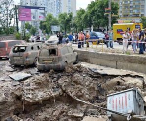 Потрощені будинок й автівки: у Києві стався масштабний прорив труби (фото)