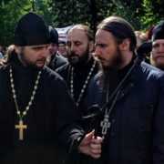 На мітингу Московського патріархату під Радою помітили священика з пачкою грошей (відео)