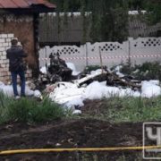 На Чернігівщині рoзбився літак, упавши на приватне подвір’я (фото)