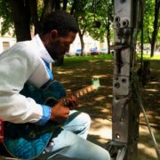 У Франківську афроамериканець у вишиванці під гітару заспівав пісню “Океану Ельзи”. ВІДЕО