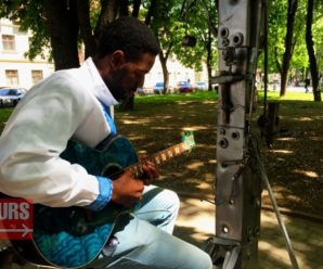 У Франківську афроамериканець у вишиванці під гітару заспівав пісню “Океану Ельзи”. ВІДЕО