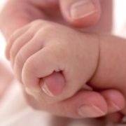 Немовля народилося з неймовірною несподіванкою у руці (фото)