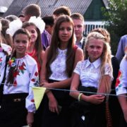 Прикарпатська 11-класниця не піде на випускний заради важкохворого знайомого та бійців АТО (відео)