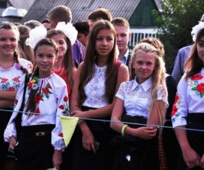 Прикарпатська 11-класниця не піде на випускний заради важкохворого знайомого та бійців АТО (відео)