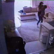 “Била та тикала носом у підгузки”: у Туреччині няня-українка знущалася над дитиною (відео)