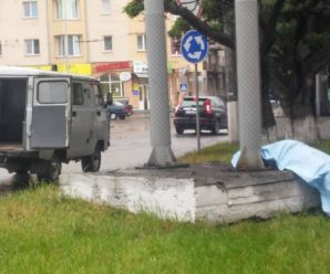 Йшов, присів, вмер: в Івано-Франківську поблизу вокзалу виявили мертвого чоловіка (фото)