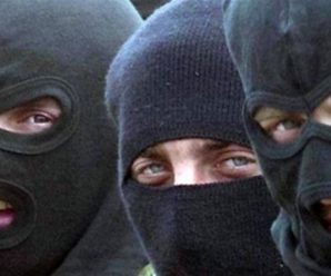 На Прикарпатті четверо невідомих у масках побили та пограбували подружжя