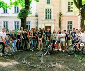 В Івано-Франківську волонтери вичистили Палац Потоцьких від сміття
