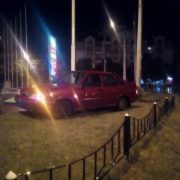 Потрійне ДТП в Івано-Франківську: одна з автівок протаранила огорожу заправки