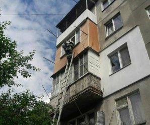 У Калуші рятувальники зняли з карниза балкону жінку (фото)