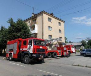 В центрі Івано-франківська у багатоповерхівці загорілася квартира, – пожежники врятували двох жінок (фото)