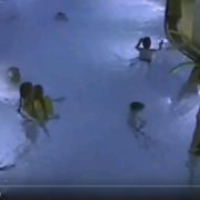 Це просто ЖАХ! Мати залишила 5-річного сина тонути в басейні: відео (18+)