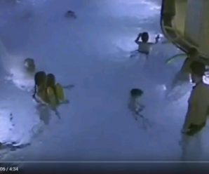 Це просто ЖАХ! Мати залишила 5-річного сина тонути в басейні: відео (18+)