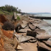 Добравшись до пляжу, жахнувся, – журналіст показав фото набережної у Криму