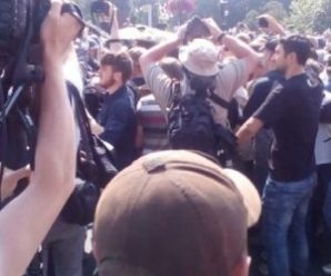 ТЕРМІНОВО! На марші рівності у Києві пролунав ПОТУЖНИЙ вибув просто у середині натовпу! (ВІДЕО)